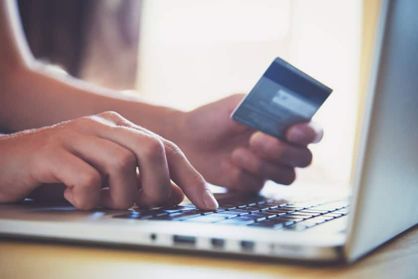 Household spending rises in contrast to consumer confidence